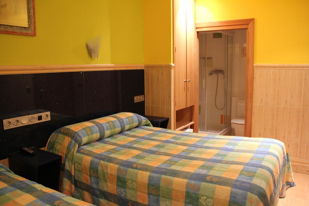 Pension Izar Bat San Sebastián Cameră foto